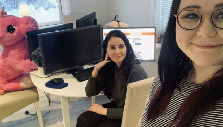 Ann Helen Bjørum Nordgård (28) og Andrea Dahl (20) i Finnmarken/iFinnmark.