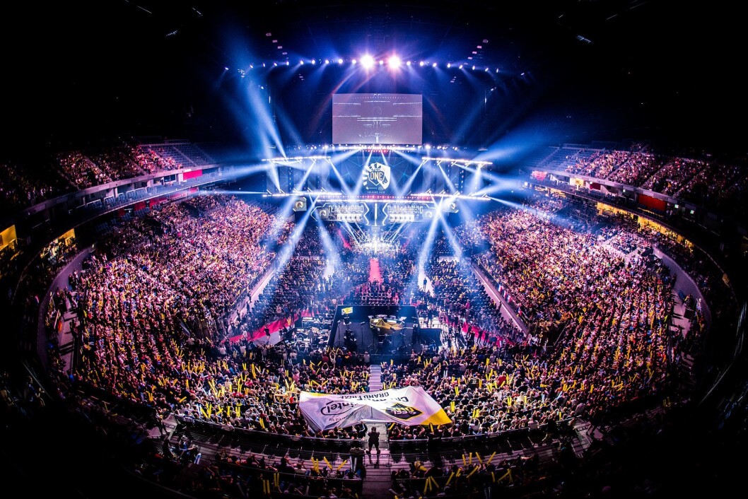 ESL er verdens størst e-sport-selskap, og drifter store internasjonale ligaer og turneringer som ESL One, Intel Extreme Masters og ESL Pro League.. ESL er verdens størst e-sport-selskap, og drifter store internasjonale ligaer og turneringer som ESL One, Intel Extreme Masters og ESL Pro League..