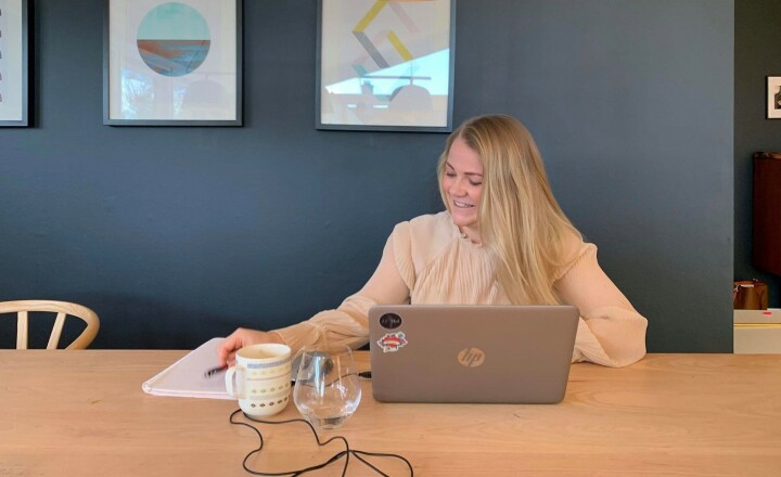 Guro Lindebjerg må nå lede Retriever med laptopen fra stuebordet hjemme.