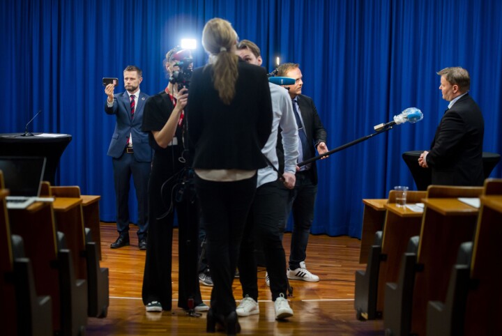 Helseminister Bent Høie, avdelingsdirektør i Folkehelseinstituttet, Line Vold og fungerende assisterende direktør i Helsedirektoratet, Espen Nakstad, blir intervjuet av media etter en pressekonferanse om håndteringen av koronavirusutbruddet i Norge.