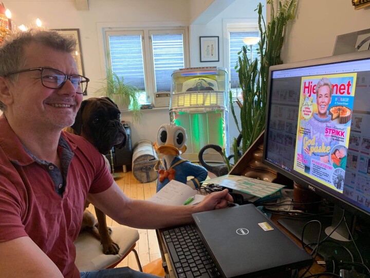 Fungerende redaktør i Norges største ukeblad, Ole Martin Bjørklid, hevder han har HJEMMET-kontor i stedet for hjemmekontor. Her med bokseren Zita. Fungerende redaktør i Norges største ukeblad, Ole Martin Bjørklid, hevder han har HJEMMET-kontor i stedet for hjemmekontor. Her med bokseren Zita.