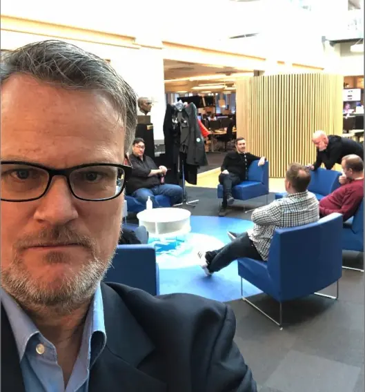 NRK sin Hallvard Sandberg. Her før ei Dagsnytt 18-sending. NRK sin Hallvard Sandberg. Her før ei Dagsnytt 18-sending.