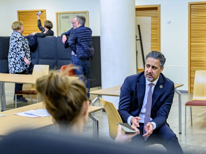 Kulturminister Abid Raja møter presseorganisasjonene.