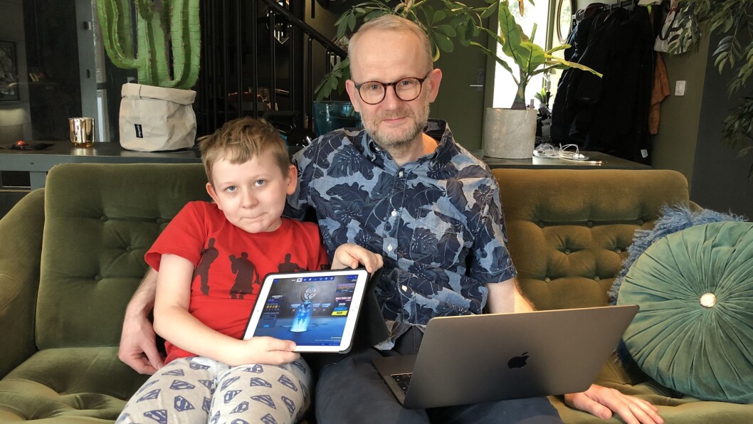 Journalistens redaktør Roger Aarli-Grøndalen - her sammen med sønnen Ville (8), som er ansvarlig for Fortnite-spilling i huset. Journalistens redaktør Roger Aarli-Grøndalen - her sammen med sønnen Ville (8), som er ansvarlig for Fortnite-spilling i huset.