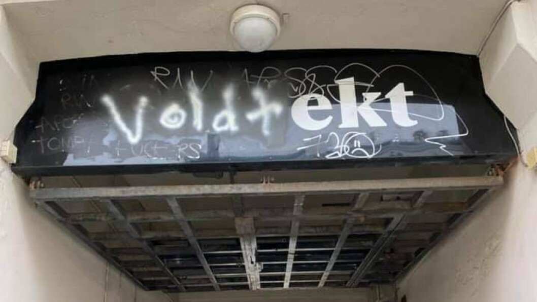 Dette synet møtte Subjektredaktøren da han kom på jobb tirsdag morgen. Dette synet møtte Subjektredaktøren da han kom på jobb tirsdag morgen.