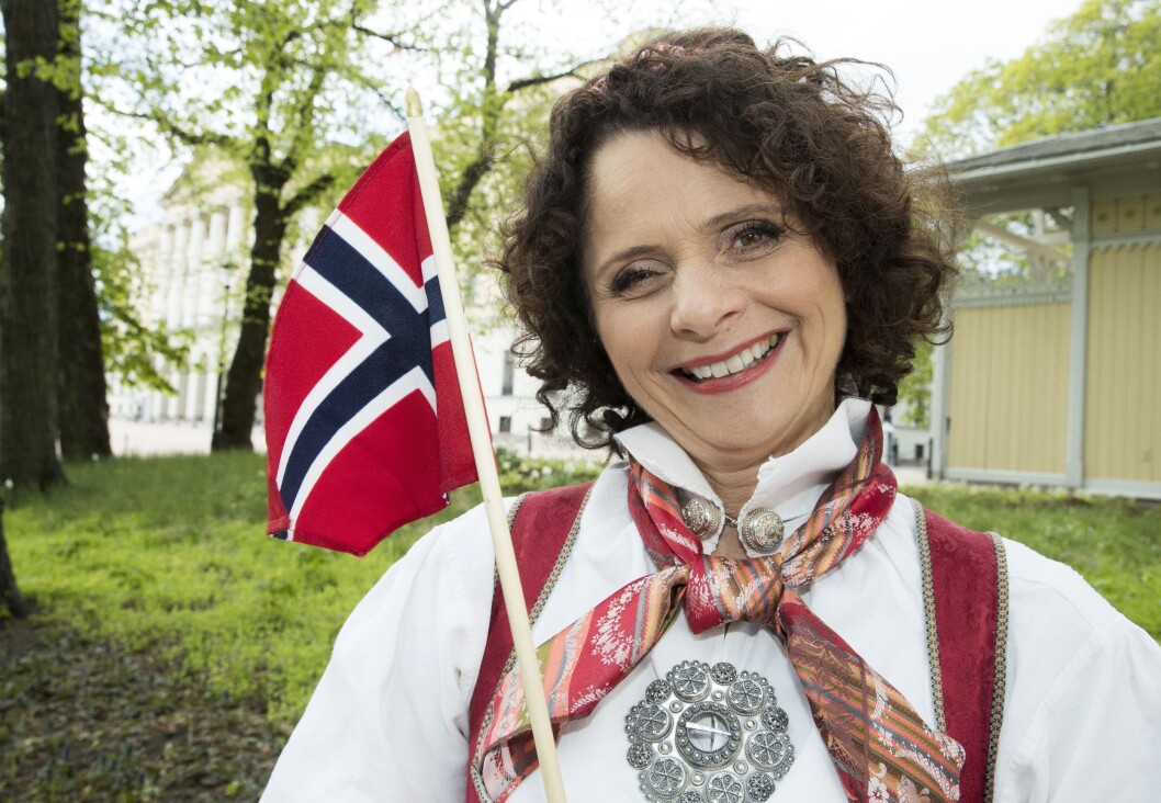 Nadia Hasnaoui stiller på slottsplassen i Oslo 17.mai for NRK TV. Arkivfoto. Nadia Hasnaoui stiller på slottsplassen i Oslo 17.mai for NRK TV. Arkivfoto.