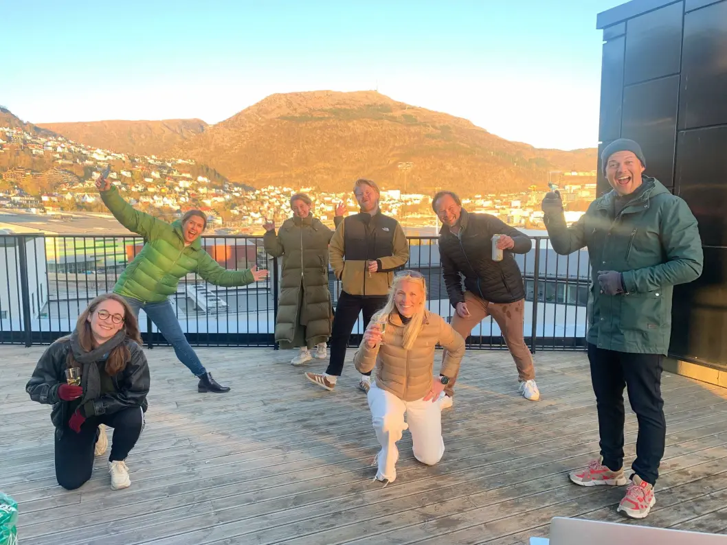Her feirer TV2-gjengen SKUP-diplom fra et tak i Bergen. Her feirer TV2-gjengen SKUP-diplom fra et tak i Bergen.