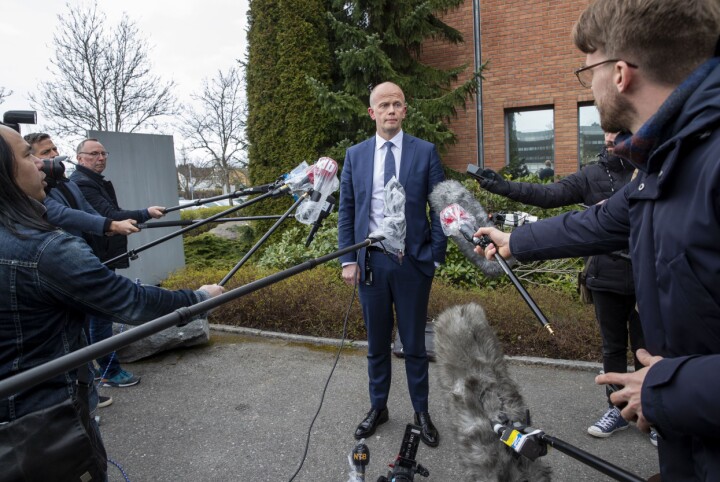 Forsvarar Svein Holden snakkar med pressa etter fengslingsmøtet av sin klient Tom Hagen.