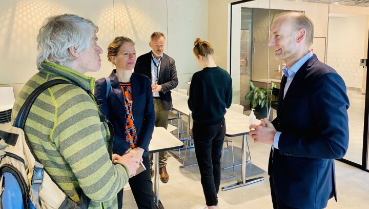 Direktør Knut Olav Åmås i Fritt Ord i samtale med NHST-konsernsjef Hege Yli Melhus Ask og styremedlem Bjørn Smith-Simonsen. Her fra etter generalforsamlingen i Morgenbladet 15. mai 2020.
