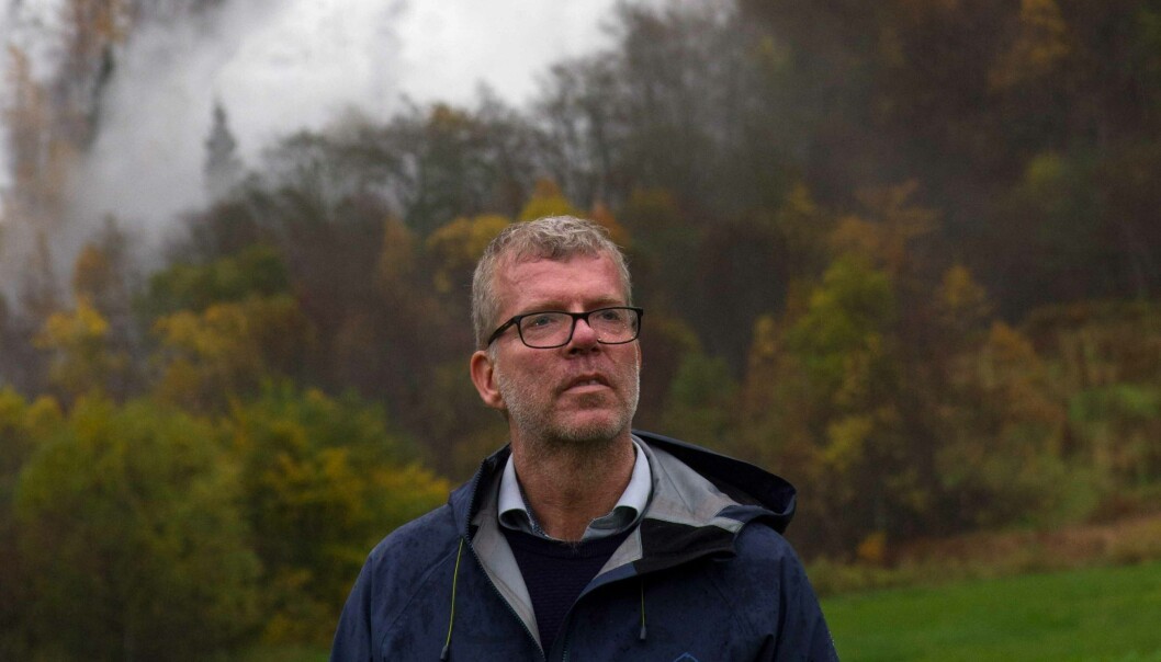 Jon Hustad framføre ein foss. Jon Hustad framføre ein foss.