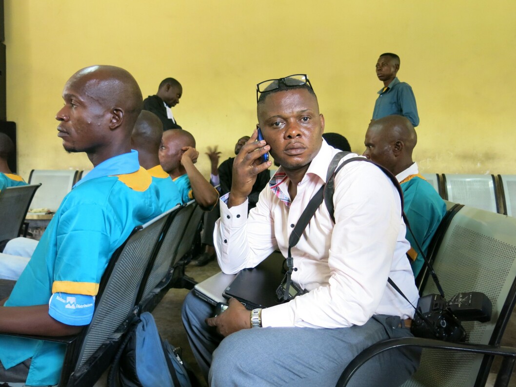 John Bompengo, her fotografert i rettssalen da Joshua French sto tiltalt for å ha drept Tjostolv Moland i Ndolo-fengselet i Kinshasa i 2013. John Bompengo, her fotografert i rettssalen da Joshua French sto tiltalt for å ha drept Tjostolv Moland i Ndolo-fengselet i Kinshasa i 2013.