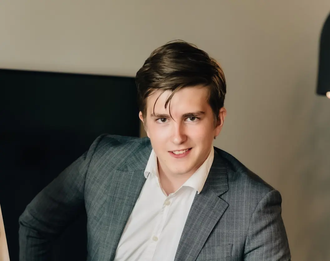 Mats Ekern jobber som juniorrådgiver i PR-operatørene. (Foto: Ilja C. Hendel). Mats Ekern jobber som juniorrådgiver i PR-operatørene. (Foto: Ilja C. Hendel).