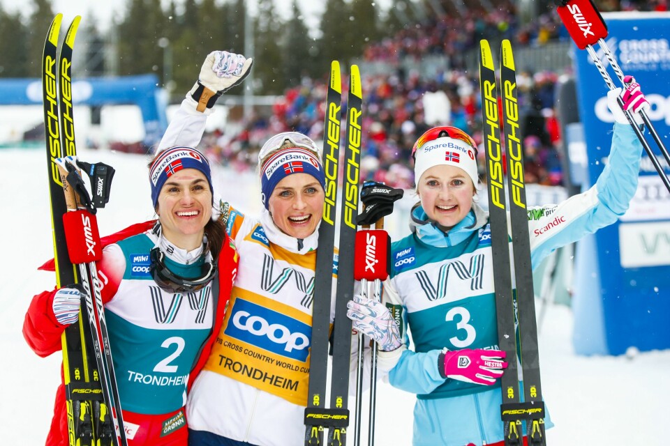 Therese Johaug (i midten), Heidi Weng (t.v.) og Ingvild Flugstad Østberg blir å se på på NRK og TV 2 fremover. Her er trioen avbilder under verdenscuprennet  i Granåsen i Trondheim tidligere i vinter.