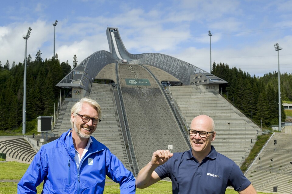 Olav T Sandnes, konsernsjef og sjefredaktør for TV 2, og Thor Gjermund Eriksen, kringkastingssjef i NRK, presenterer et samarbeid om tv-rettighetene for verdenscupen i langrenn.