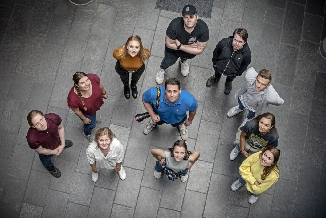 Dette er sommervikarene i Sunnmørsposten i år. I midten: Marius Simensen. Rundt fra venstre hjørne: Espen Langeveld, Ragnhild Rong, Lene Flataker, Adrian Ringdal, Aleksander Svendsen, Eric Solheim, Oda Flatnes, Martine Borgund, Mia Sandnes Nilsen og Maria Moe. Dette er sommervikarene i Sunnmørsposten i år. I midten: Marius Simensen. Rundt fra venstre hjørne: Espen Langeveld, Ragnhild Rong, Lene Flataker, Adrian Ringdal, Aleksander Svendsen, Eric Solheim, Oda Flatnes, Martine Borgund, Mia Sandnes Nilsen og Maria Moe.