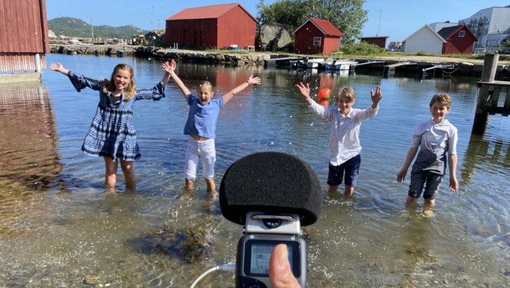 Aftenposten Juniors podkaster har vært en stor suksess. Her er fire barn på opptak, sammen med journalist Synnøve Søhoel.