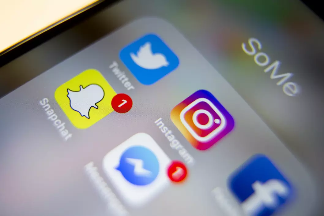 Sosiale medier som Messenger, Twitter, Instagram, Facebook og Snapchat brukes av et flertall av unge mellom 9 til 18 år for å oppdatere seg på nyhetsbildet.