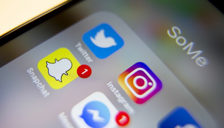 Det australske parlamentet har vedtatt loven som pålegger digitale plattformer å forhandle med og betale australske nyhetsmedier for å kunne dele deres nyheter.