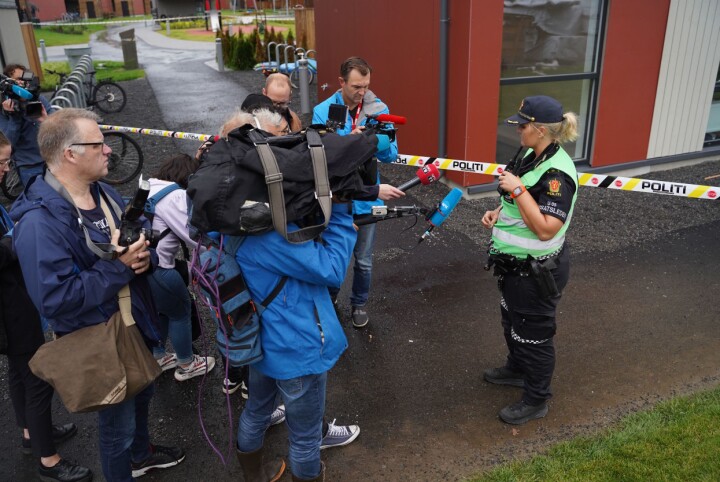 Politiet snakker med pressen etter drapene i Lørenskog.