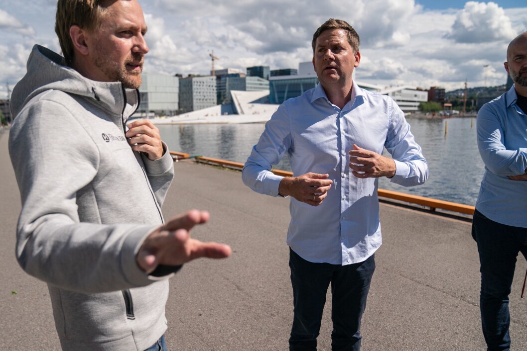Konsernsjef i Hurtigruten Daniel Skjeldam (th) og kommunikasjonssjef i Hurtigruten, Rune Thomas Ege, utenfor Havnelageret i Oslo i forbindelse med koronoautbrudd på Hurtigruten. Konsernsjef i Hurtigruten Daniel Skjeldam (th) og kommunikasjonssjef i Hurtigruten, Rune Thomas Ege, utenfor Havnelageret i Oslo i forbindelse med koronoautbrudd på Hurtigruten.