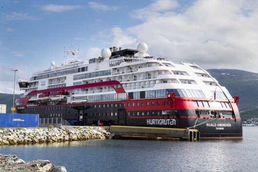 Hurtigruteskipet Roald Amundsen ligger i Breivika ved Tromsø. Mannskapet er fortsatt ombord i karantene. Hurtigruteskipet Roald Amundsen ligger i Breivika ved Tromsø. Mannskapet er fortsatt ombord i karantene.
