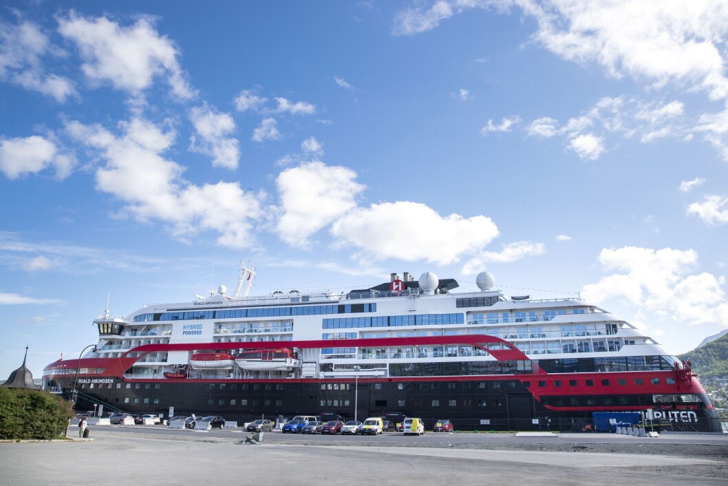 Hurtigrutens skip Roald Amundsen ligger fortsatt til kai i Tromsø med flere ansatte om bord. Hurtigrutens skip Roald Amundsen ligger fortsatt til kai i Tromsø med flere ansatte om bord.