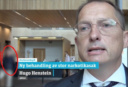 NRKs intervju med aktor, der man ser en av de tiltalte i bakgrunnen. Mannen er nå blitt sladdet. NRKs intervju med aktor, der man ser en av de tiltalte i bakgrunnen. Mannen er nå blitt sladdet.