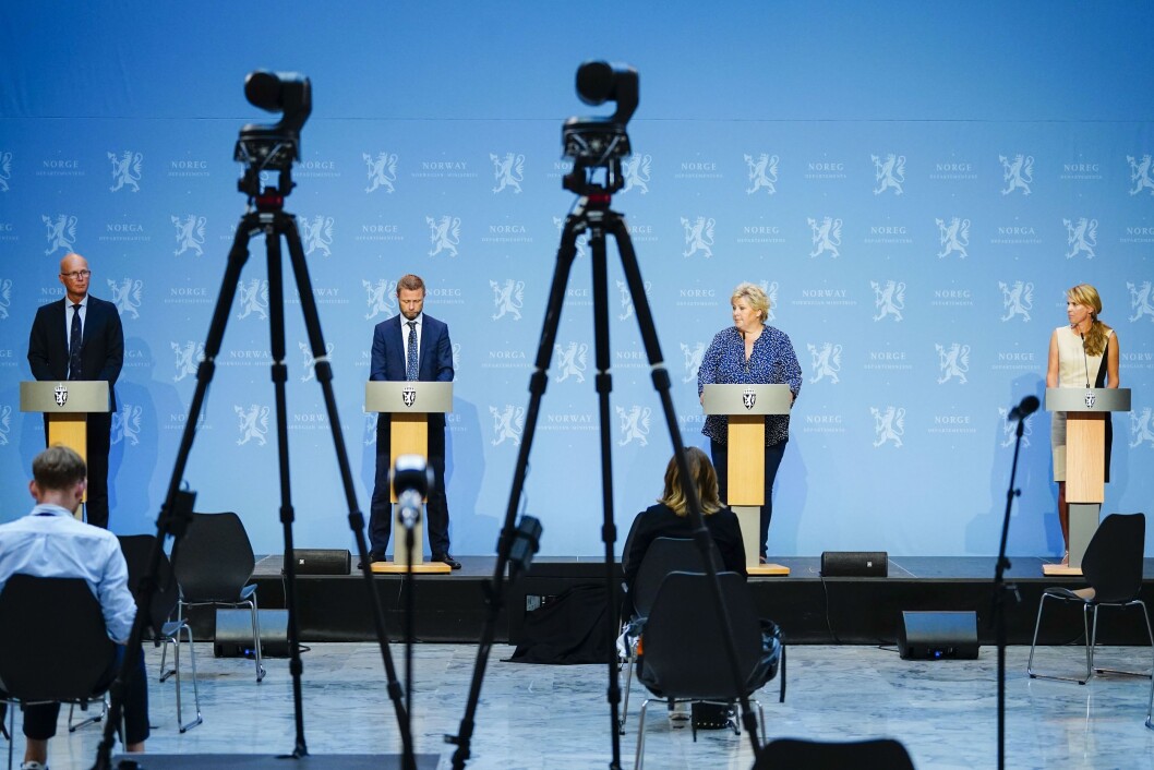 Helsedirektør Bjørn Guldvog, helseminister Bent Høie (H), statsminister Erna Solberg (H) og avdelingsdirektør Line Vold fra Folkehelseinstituttet under en pressekonferanse om koronasituasjonen i Marmorhallen i Oslo. Helsedirektør Bjørn Guldvog, helseminister Bent Høie (H), statsminister Erna Solberg (H) og avdelingsdirektør Line Vold fra Folkehelseinstituttet under en pressekonferanse om koronasituasjonen i Marmorhallen i Oslo.