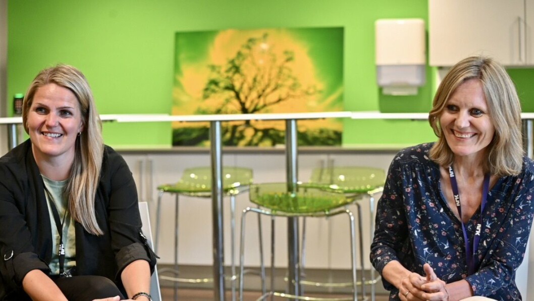 NRKs språksjef Karoline Riise Kristiansen (t.v). Her avbildet sammen med NRKs nyhetsdirektør Helje Solberg. NRKs språksjef Karoline Riise Kristiansen (t.v). Her avbildet sammen med NRKs nyhetsdirektør Helje Solberg.