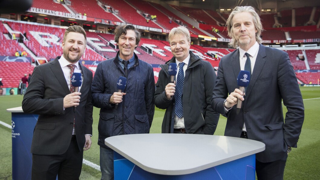 Fotballkommentator Roar Stokke (nummer to fra venstre) på Old Trafford i Manchester, sammen med Viasport-kollegene Daniel Høglund, Lars Tjærnås og Jan Åge-Fjørtoft. Fotballkommentator Roar Stokke (nummer to fra venstre) på Old Trafford i Manchester, sammen med Viasport-kollegene Daniel Høglund, Lars Tjærnås og Jan Åge-Fjørtoft.