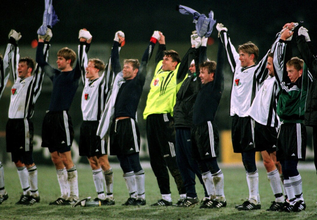 Å følge Rosenborgs suverne lag på 90-tallet, ga Roar Stokke en vei inn i mediebransjen. Her jubler laget etter 2-0-seieren over Real Madrid i Champions League påLerkendal. Å følge Rosenborgs suverne lag på 90-tallet, ga Roar Stokke en vei inn i mediebransjen. Her jubler laget etter 2-0-seieren over Real Madrid i Champions League påLerkendal.