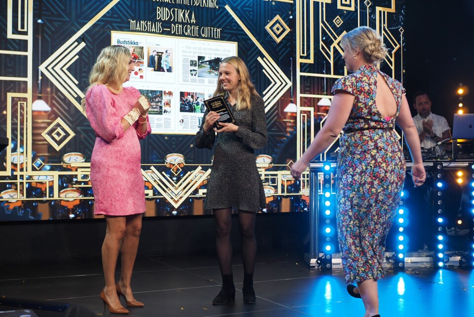 Budstikka-journalist, Marie Lytomt Norum, tar i mot prisen for årets lokale nyhetsdekning.
