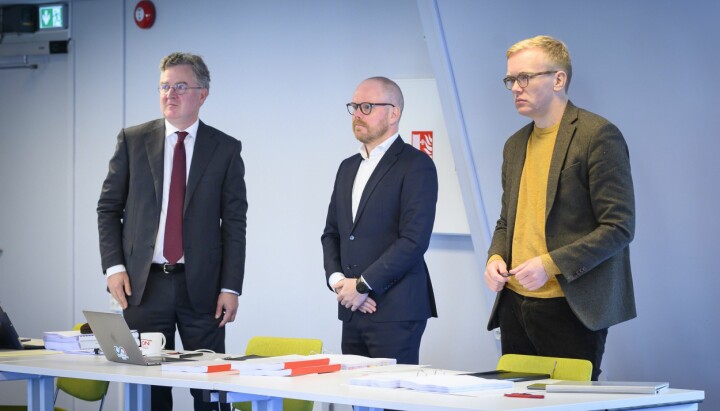 Advokat Halvard Helle representerer VG i retten. Her med sjefredaktør Gard Steiro og journalist Markus Tobiassen.