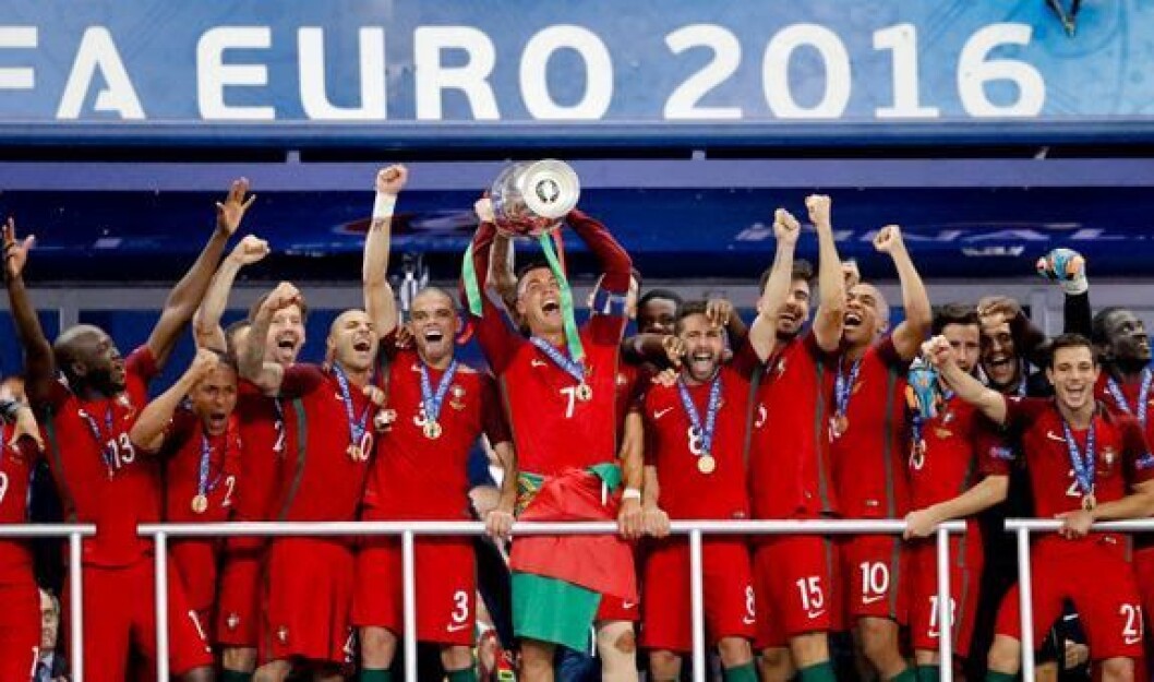 Cristiano Ronaldo og hans portugisiske lagkamerater feirer å ha blitt europamestere i fotball i 2016. Foto: NTB scanpix Cristiano Ronaldo og hans portugisiske lagkamerater feirer å ha blitt europamestere i fotball i 2016. Foto: NTB scanpix