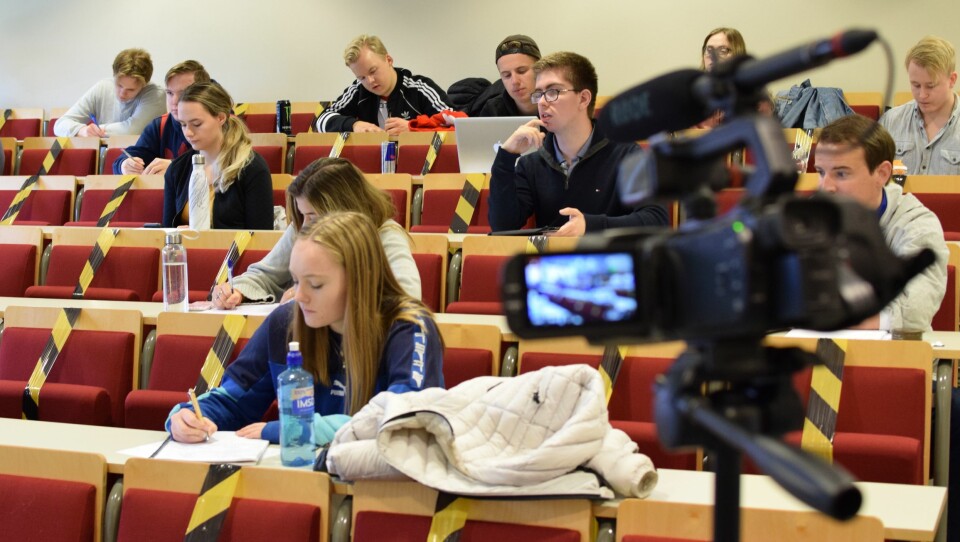 To år er gått siden forrige gang Nord universitet i Bodø hadde opptak til journalistutdanningen sin. Nå er nye studenter på plass i forelesningssalen, selvsagt med koronavennlig avstand.