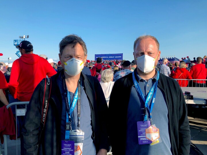 VGs fotograf Thomas Nilsson og reporter Jostein Matre (t.h.) er allerede på plass i USA. Her fra Mosinee, Wisconsin, under et valgmøte til Donald Trump. .