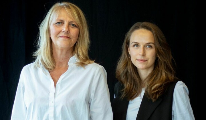 Journalistene Une Bratberg (til venstre) og Ruth Einervoll Nilsen er programledere i Vårt Land nye podkast «God bless America».