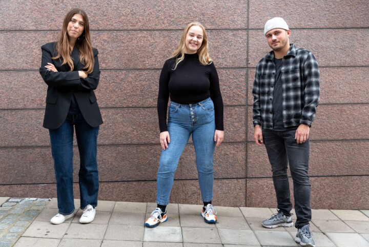Produsent Nikoline Mevassvik Haugen (til venstre) står bak den nye podkasten, sammen med Z-journalistene Maren Olava Ask Hütt og Bastian Lunde Hvitmyhr.