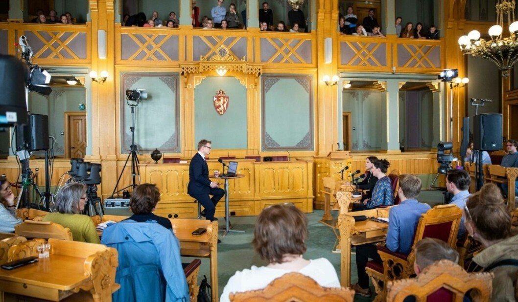 Dagsnytt 18 hadde sending fra Lagtingssalen på Stortinget i 2019. Nå kan pressen få jobbe der til vanlig også. Dagsnytt 18 hadde sending fra Lagtingssalen på Stortinget i 2019. Nå kan pressen få jobbe der til vanlig også.