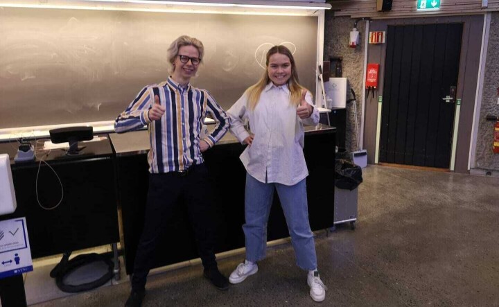Påtroppende Under Dusken-redaktør Åsmund Hunderi Stemland og avtroppende redaktør Elise Marstein.