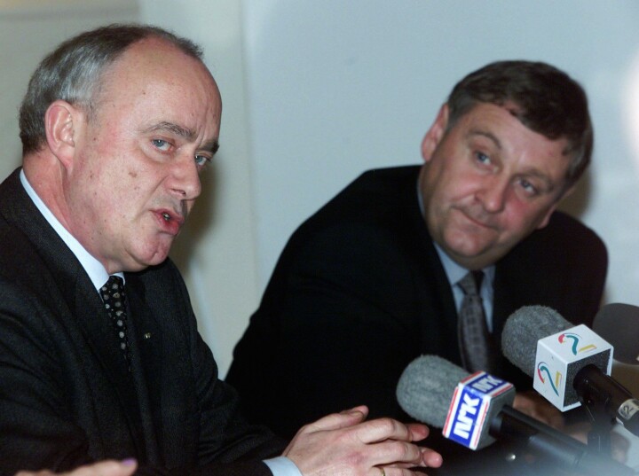 Tor Aune (t.v.) fra NRK og Bjørn Taalesen fra TV 2 avbildet i 2001, da de på en pressekonferanse kunne fortelle at de hadde sikret seg senderettigheter til fotball-VM i Japan og Sør-Korea.