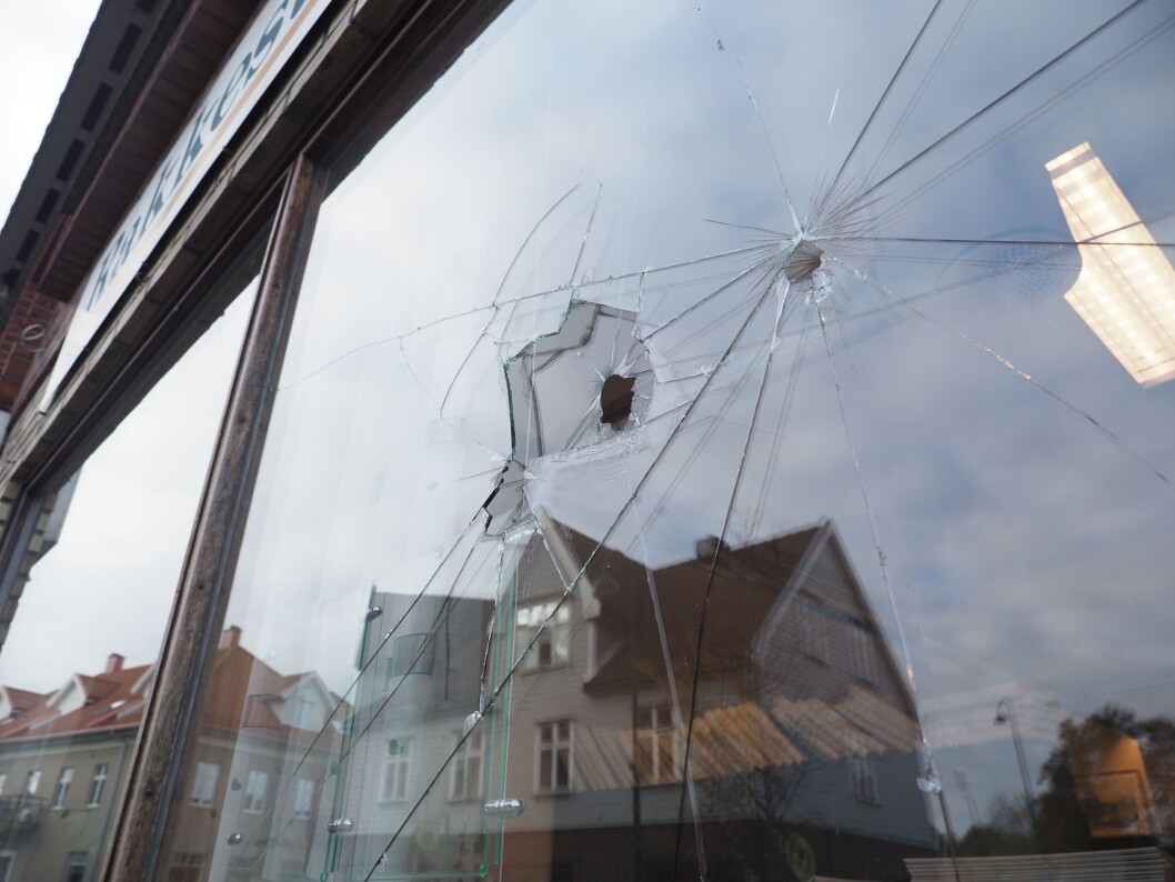 Skadene var synlige etter angrepet på Rakkestad Avis. Skadene var synlige etter angrepet på Rakkestad Avis.
