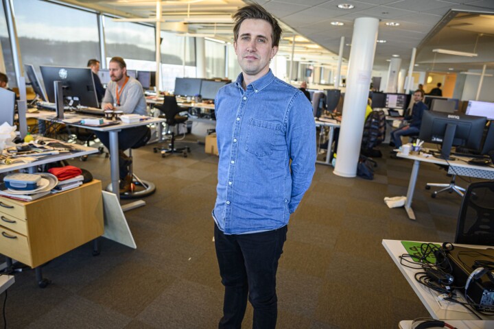 Marcus Husby bytter ut Dagens Næringsliv-desken - som han her er avbildet på - med VG-desken.