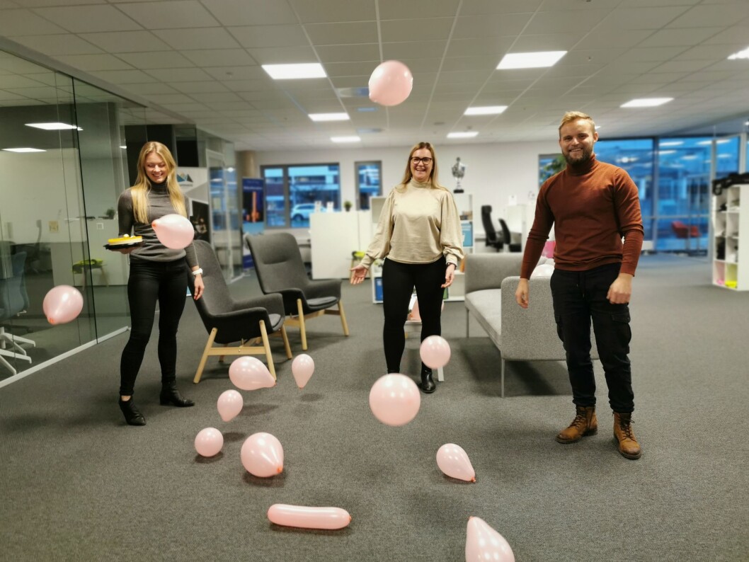 En del av gjengen i Porten.no feiret i dag at de er blitt tildelt pressestøtte for første gang. På bildet (fra venstre): Synne Asheim Haga (Daglig leder og redaktør), Kristine Haglund (selger) og Ola Weel Skram (digitalder). En del av gjengen i Porten.no feiret i dag at de er blitt tildelt pressestøtte for første gang. På bildet (fra venstre): Synne Asheim Haga (Daglig leder og redaktør), Kristine Haglund (selger) og Ola Weel Skram (digitalder).
