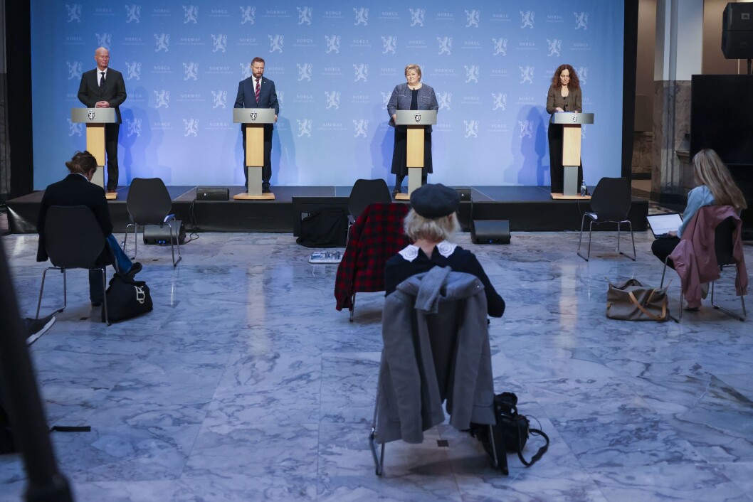 Direktør i Helsedirektoratet Bjørn Guldvog, helse- og omsorgsminister Bent Høie, statsminister Erna Solberg og direktør ved Folkehelseinstituttet Camilla Stoltenberg under en pressekonferanse om koronasituasjonen. Direktør i Helsedirektoratet Bjørn Guldvog, helse- og omsorgsminister Bent Høie, statsminister Erna Solberg og direktør ved Folkehelseinstituttet Camilla Stoltenberg under en pressekonferanse om koronasituasjonen.