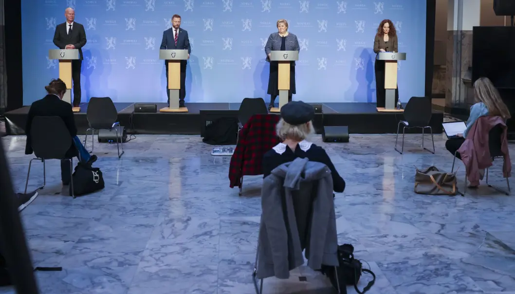 Direktør i Helsedirektoratet Bjørn Guldvog, helse- og omsorgsminister Bent Høie, statsminister Erna Solberg og direktør ved Folkehelseinstituttet Camilla Stoltenberg under en pressekonferanse om koronasituasjonen. Direktør i Helsedirektoratet Bjørn Guldvog, helse- og omsorgsminister Bent Høie, statsminister Erna Solberg og direktør ved Folkehelseinstituttet Camilla Stoltenberg under en pressekonferanse om koronasituasjonen.