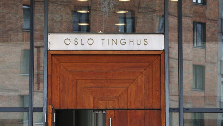 En journalist i 20-årene er dømt for vold og for å ha hindret politiet under pågripelsen.