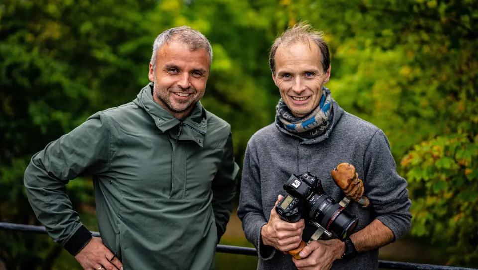 Noralv Pedersen (t.v) leder den nye sesongen av «Der ingen skulle tru at nokon kunne bu» som har premiere på NRK førstkommende søndag. Med seg har han blant annet hovedfotograf Torje Bjellaas. Noralv Pedersen (t.v) leder den nye sesongen av «Der ingen skulle tru at nokon kunne bu» som har premiere på NRK førstkommende søndag. Med seg har han blant annet hovedfotograf Torje Bjellaas.