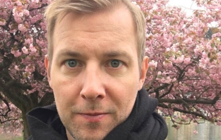 Thomas Alkärr blir journalist i podkastselskapet Svarttrost Produksjoner.
