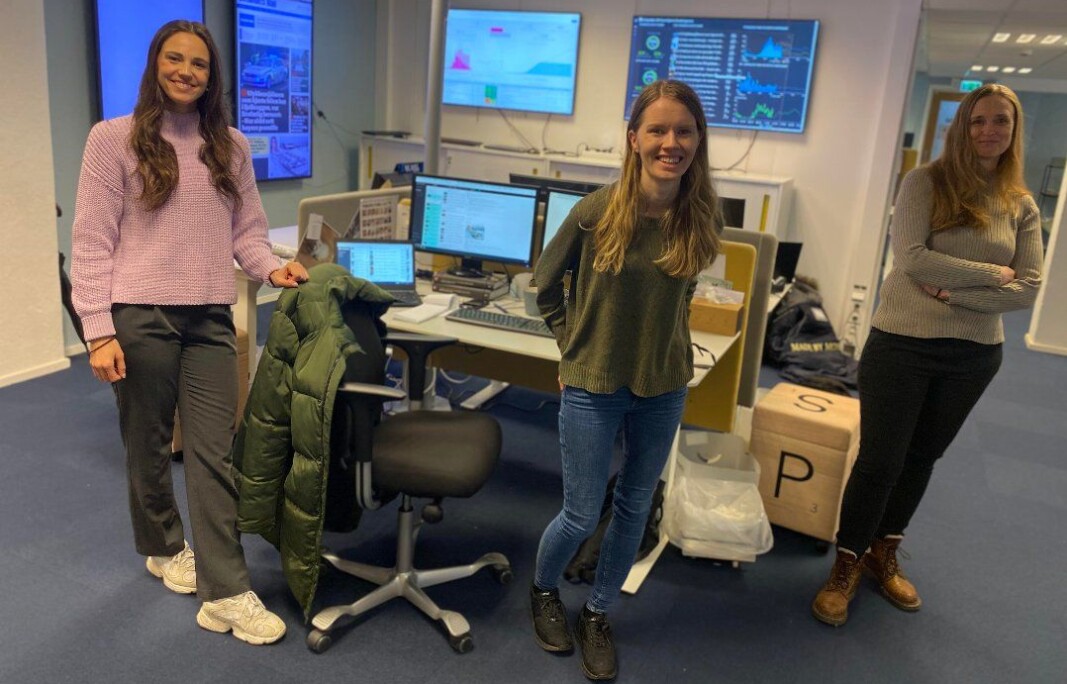 Frontsjef Birgitte Henriksen ( t.h.) ønsker de nye frontsjefene Marthe Laurendz Jensen (t.v.) og Vibeke Johannessen velkommen til ØB-desken. Frontsjef Birgitte Henriksen ( t.h.) ønsker de nye frontsjefene Marthe Laurendz Jensen (t.v.) og Vibeke Johannessen velkommen til ØB-desken.